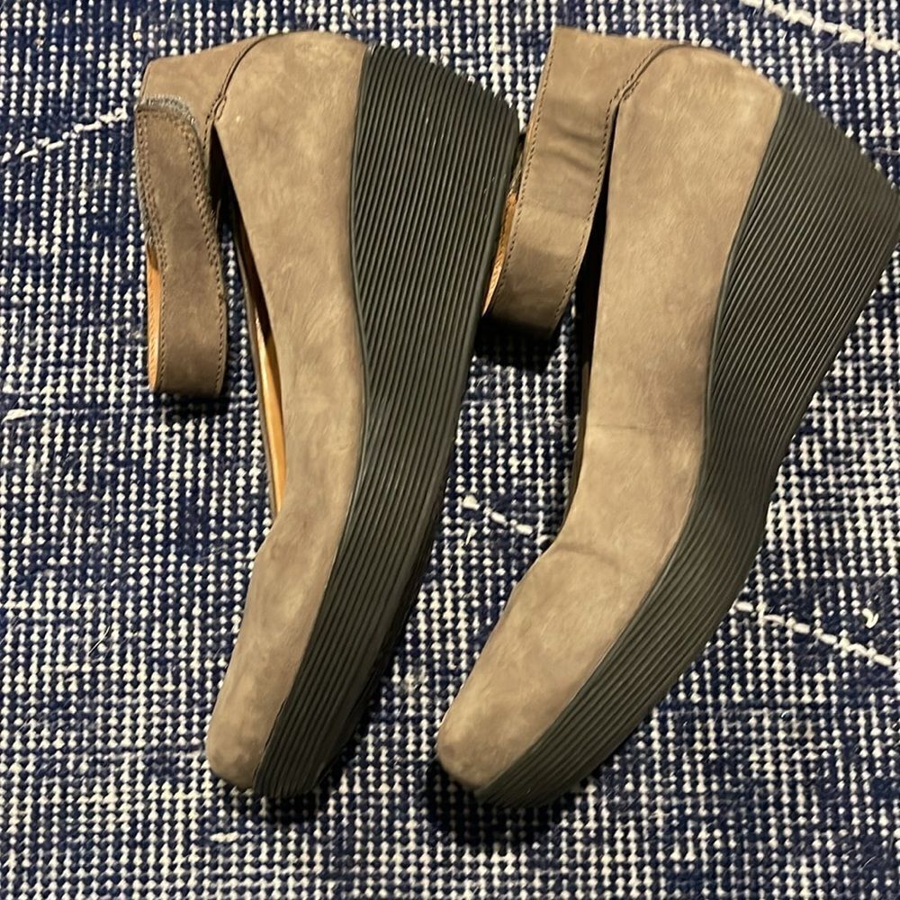 Clark’s soft suede shoes. - Picture 2 of 5
